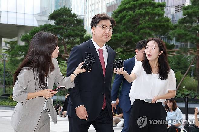 피의자 신분으로 특검 출석한 권성동 의원 (서울=연합뉴스) 임화영 기자 = 통일교 청탁 의혹을 받는 국민의힘 권성동 의원이 27일 서울 종로구 KT광화문빌딩에 마련된 김건희 여사 관련 의혹을 수사하는 민중기 특별검사팀 사무실에 피의자 신분으로 출석하고 있다.
    권 의원은 2021∼2024년 통일교 전 세계본부장 윤모 씨(구속기소)로부터 통일교 행사 지원 등을 요청받으며 불법 정치자금 1억원을 수수한 혐의(정치자금법 위반)를 받는다. 2025.8.27 hwayoung7@yna.co.kr