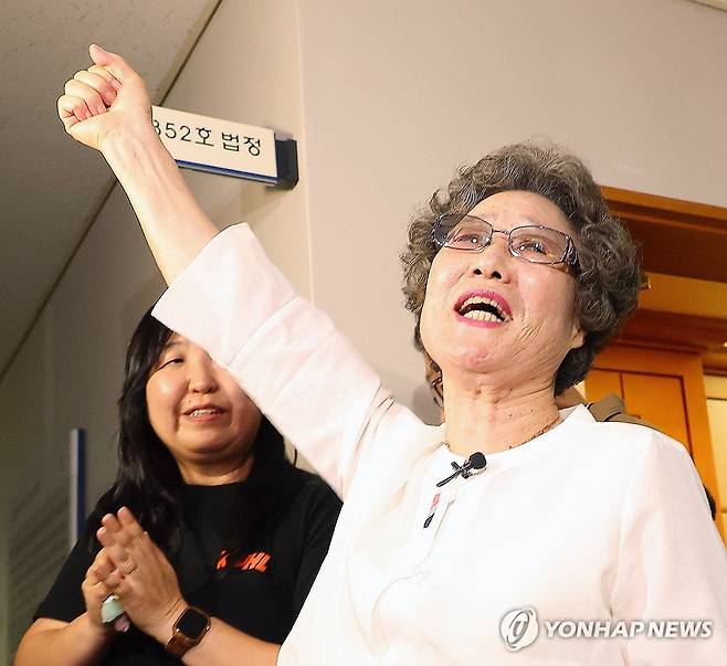 재심 결심공판 이후 부산지법 법정 앞에 선 최말자씨 [연합뉴스 자료사진]