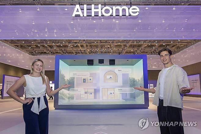 삼성전자, IFA 2025서 'AI 홈' 선보여 (서울=연합뉴스) 삼성전자가 오는 5일부터 9일까지 독일 베를린에서 열리는 유럽 최대 전시회 'IFA 2025'에 참가한다고 4일 밝혔다. 모델들이 'AI 홈 리빙' 존을 소개하고 있다. 2025.9.4 [삼성전자 제공. 재판매 및 DB 금지] photo@yna.co.kr