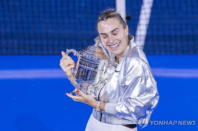 우승컵을 든 사발렌카 [UPI=연합뉴스]