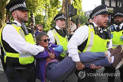 6일 영국 런던에서 '팔레스타인 행동' 지지 시위자가 경찰에 체포되는 장면. [AP=연합뉴스 자료사진. 재판매 및 DB금지