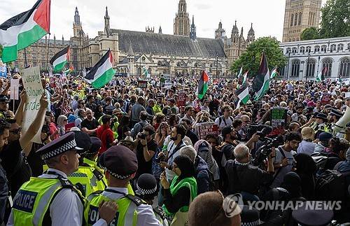 6일 런던 웨스트민스터에 있는 의회 광장에 모인 '팔레스타인 행동' 지지자들  [EPA=연합뉴스 자료사진. 재판매 및 DB금지]