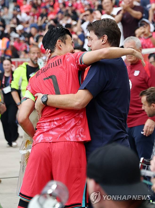 경기 전 인사 나누는 손흥민-포체티노 (해리슨[미국 뉴저지주]=연합뉴스) 윤동진 기자 = 6일(현지시간) 미국 뉴저지주 해리슨 스포츠일러스트레이티드 스타디움에서 열린 한국 대 미국 친선경기 시작에 앞서 손흥민과 마우리시오 포체티노 미국 감독이 포옹하고 있다. 2025.9.7 mon@yna.co.kr