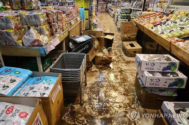 흙탕물 된 마트 (군산=연합뉴스) 나보배 기자 = 밤사이 시간당 150㎜ 이상의 강한 비가 내린 7일 오전, 물에 잠겼던 전북 군산시 나운동의 한 마트 바닥이 흙탕물로 지저분하다. 2025.9.7 warm@yna.co.kr