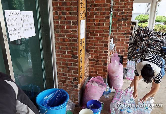 폭우로 아파트 단수…생수 배급 (군산=연합뉴스) 나보배 기자 = 밤사이 시간당 150㎜ 이상의 강한 비가 내린 7일 오전, 전북 군산시 문화동의 한 아파트가 단수돼 생수를 배급하며 비상 급수를 실시하고 있다. 2025.9.7 warm@yna.co.kr