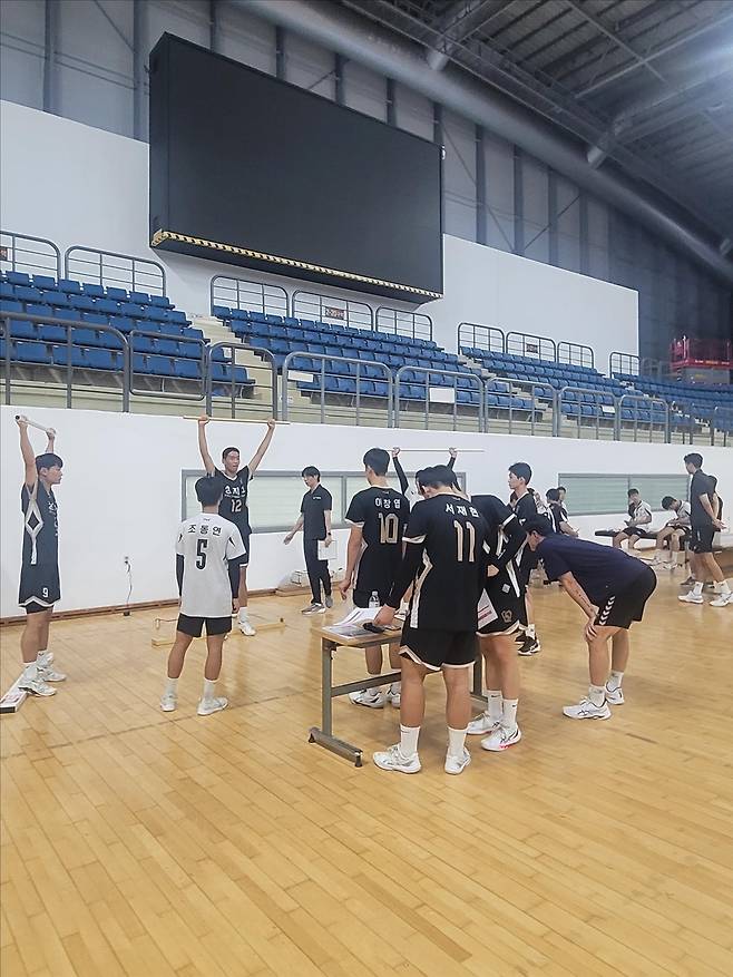 트레이너의 교육을 받는 중고교 선수들 [OK저축은행 배구단 제공. 재판매 및 DB 금지]