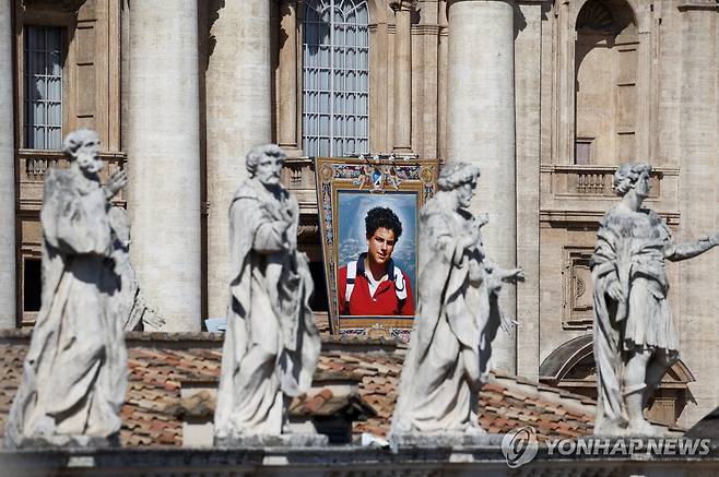 7일(현지시간) 바티칸 성베드로 대성전에 걸린 아쿠티스 태피스트리 [로이터 연합뉴스]