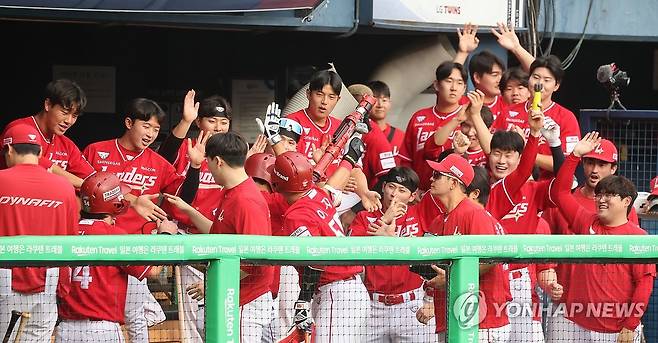 앞서가는 SSG (서울=연합뉴스) 임화영 기자 = 7일 서울 잠실야구장에서 열린 프로야구 SSG 랜더스와 LG 트윈스의 경기.
1회초 2사 2루 SSG 한유섬이 2점 홈런을 친 뒤 동료들과 기쁨을 나누고 있다. 2025.9.7 hwayoung7@yna.co.kr