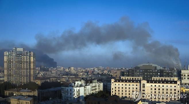 공습 후 연기가 피어오른 키이우 [EPA 연합뉴스]