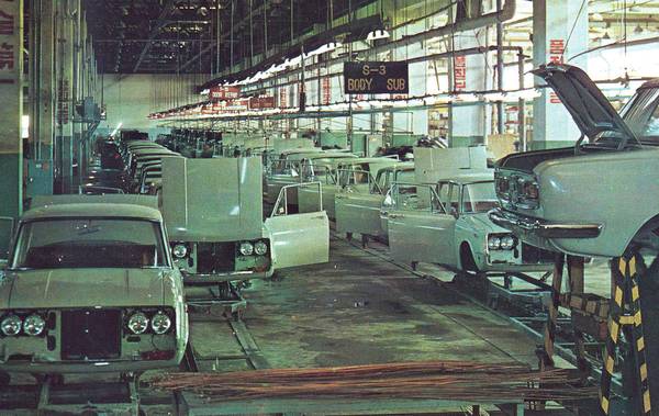 국내 최초의 현대식 완성차 생산공장으로 들어선 부평2공장은 수 차례 부침을 겪은 끝에 끝내 가동이 중단됐다. 1970년대 신진자동차 시절 부평공장 내부에서 차량 생산이 이뤄지는 모습이다. /부평역사박물관 제공