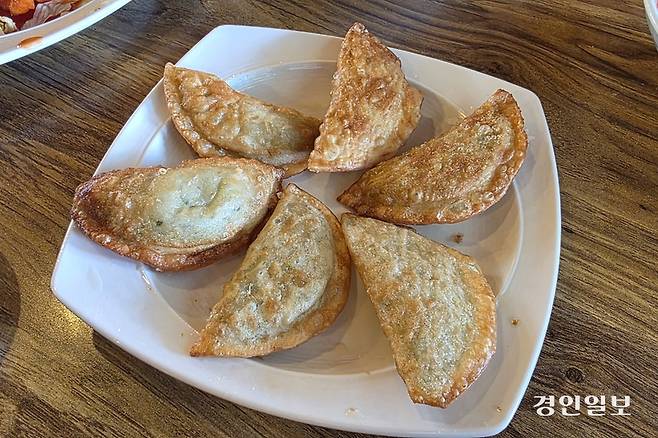 짬뽕과 찰떡궁합을 자랑하는 매콤납작만두. 여섯 개의 보석 ‘젝스키스’나 다름 없다. /황성규기자 homerun@kyeongin.com