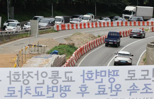 서울시는 8일 서부간선도로 평면화 사업을 일단 백지화하고 오목교 교차로 등 진행 중인 공사는 원상 복구해 차량 흐름을 개선할 방침이다. 사진은 8일 오목교 교차로 평면화 공사 모습. 2025.9.8 /연합뉴스