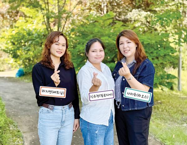 여주시 외국인 계절근로자들의 언어·문화적 가교 역할을 맡고 있는 통역사들. 왼쪽부터 하지연(베트남), 신유정(캄보디아), 나미숙(라오스)씨. 2025.9.5 여주/양동민기자 coa007@kyeongin.com