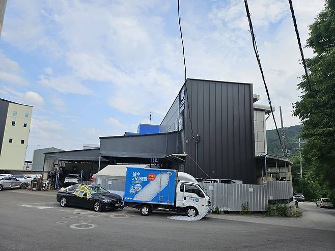 ▲ 의정부시 가능동 한 자동차정비업체가 정식 허가를 받고서 기존 건물과 부착해 가설건축물을 설치해 자동차수리 공간으로 사용하고 있다.