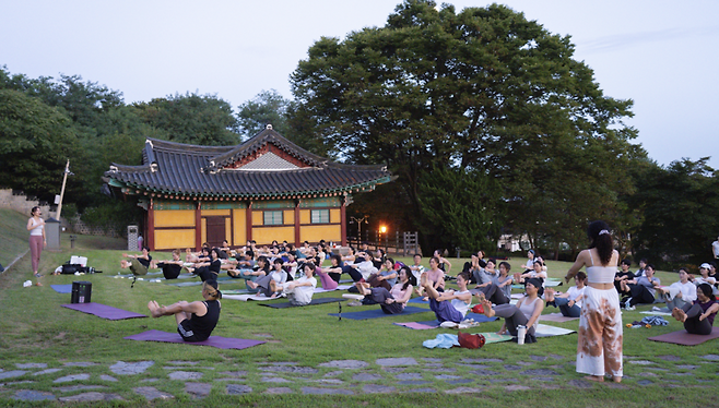 ▲ 지난 4일 인천 강화 고려궁지에서 잠시섬 빌리지와 함께하는 노을·별빛 요가 페스티벌이 진행되고 있다. /사진제공=인천시