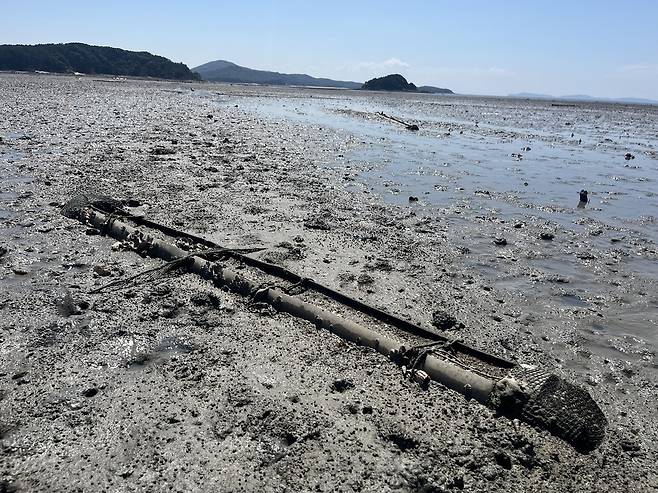 ▲ 지난 5일 인천녹색연합이 현장에서 확인한 인천 중구 용유도해변 불법 칠게잡이 어구가 방치된 모습. /사진제공=인천녹색연합