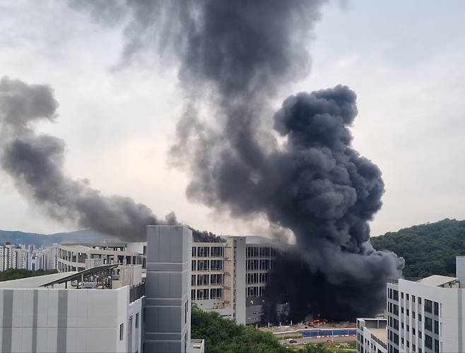 ▲ 양주 옥정물류센터 공사 현장에서 불이나 검은 연기가 하늘로 치솟고 있다./사진제공=독자