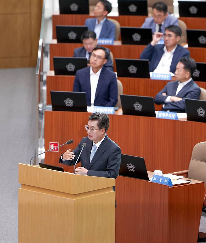 ▲ 김동연 지사가 8일 오전 수원시 영통구 경기도의회 본회의장에서 열린 제386회 임시회 제2차 본회의에서 의원들의 도정질의에 답변하고 있다. /전광현 기자 maggie@incheonilbo.com