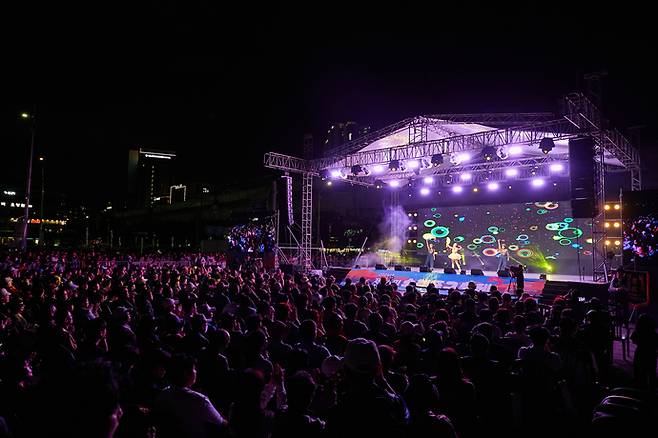 지난해 9월 열린 제24회 소래포구 축제에서 화려한 공연이 펼쳐지고 있다. 사진=남동구청