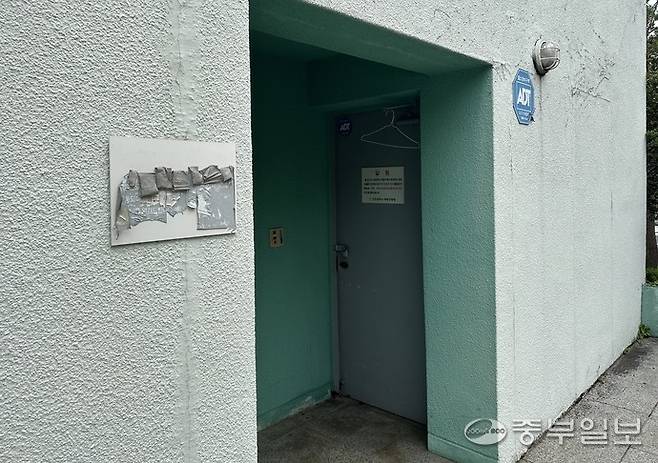 ​8일 인천시 계양구 작전동에 소재한 작전야외공연장 대기실 출입문. 사진=노선우 기자