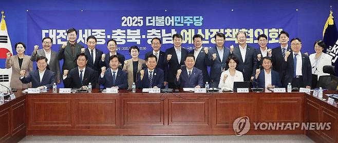 연합뉴스/더불어민주당 정청래 대표와 김병기 원내대표, 한정애 정책위의장이 8일 서울 여의도 국회 의원회관에서 열린 대전·세종·충북·충남 예산정책협의회에서 해당 지역 출신 의원들과 기념촬영 하고 있다.