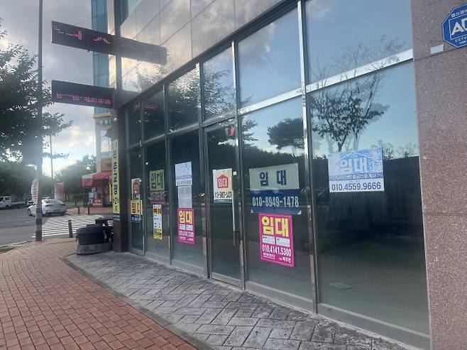 지난 6일 오후 2시 찾은 전남 나주시에 위치한 혁신도시에 위치한 점포 곳곳에 '임대문의' 안내문이 붙어 있다. /박건우 기자