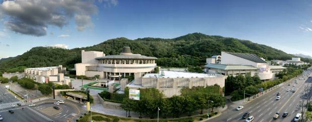 지난 1988년 문을 연 서울 예술의 전당은 한가람미술관, 한가람디자인박물관, 오페라하우스, 콘서트홀, IBK기업은행챔버홀 등 10여 개의 전시·공연 시설을 갖춘 국내 최대 규모의 복합문화공간이다.  
  <예술의 전당 제공>