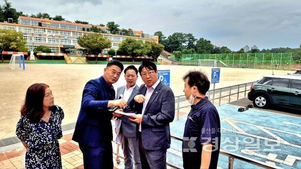 울산시의회 권순용 의원이 8일 울산 남구 야음동 여천초등학교를 찾아 그린스마트 미래학교 사업 추진 경과와 향후 계획 등에 대해 논의했다. 시의회 제공