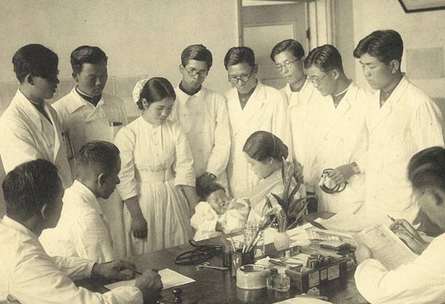 1931~1934년 무렵 대구의학전문학교 의학과 학생과 도립대구의원 간호부 생도의 수업 장면. 경북대병원 제공