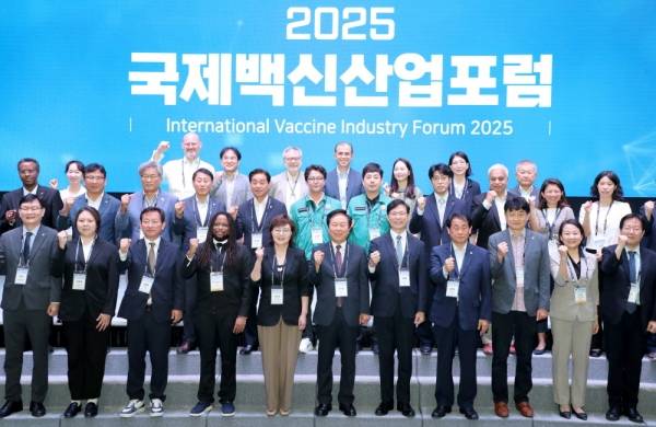 8일 안동국제컨벤션센터에서 개막한 '2025 국제백신산업포럼' 참석자들이 화이팅을 외치고 있다. 사진=경북도 제공