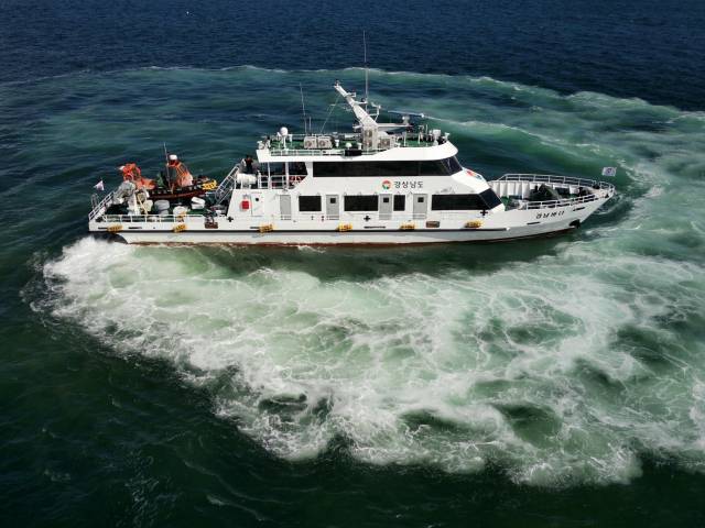 경남도는 지난 5, 6일 양일간 민관이 참여하는 ‘적조 일제 방제의 날’을 운영했다. 경남도 제공