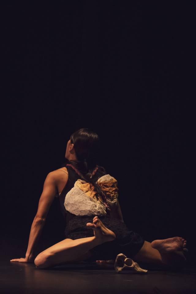 국립현대무용단 '코레오 커넥션' 안선희 안무 '두 겹의 몸' 공연 모습. ⓒ황승택, 국립현대무용단 제공