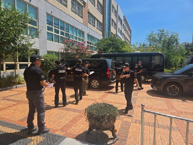 지난달 29일 부산 동구 경남여고에 폭발물을 설치했다는 협박 신고가 접수돼 경찰이 수색하는 모습. 부산 동부경찰서 제공