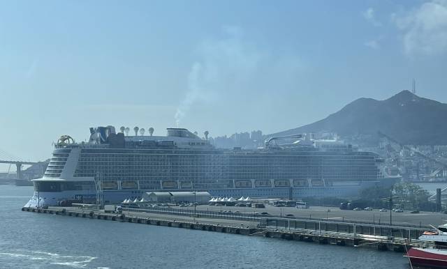 8일 부산항국제여객터미널에 입항한 로얄캐리비안 크루즈 ‘스펙트럼 오브 더 씨즈’. 로얄캐리비안 크루즈 제공