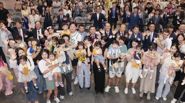 지난 5일 부산 해운대구 벡스코 제1전시장에서 열린 ‘제1회 헬시 베이비 페스티벌’의 큐티 베이비 부문 본선에 오른 아기와 부모들이 기념사진을 찍고 있다. 정대현 기자 jhyun@