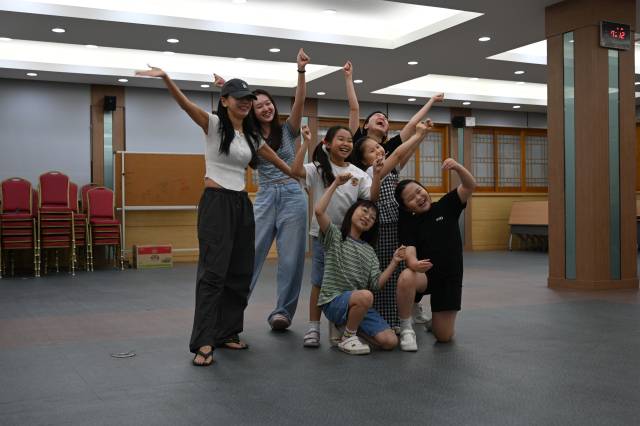 ‘내 이름은 뚜이띠엔입니다’ 연습 현장에서 단원들이 안무를 맞추며 무대를 준비하고 있다./장유진 기자/