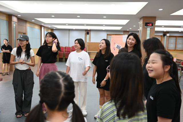 지난달 진해아트홀 2층 컨벤션홀에서 진행된 ‘내 이름은 뚜이띠엔입니다’ 연습 현장에서 창원시민뮤지컬단 단원들이 함께 노래를 부르고 있다./장유진 기자/