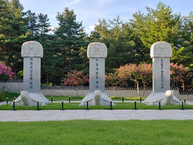 통일전에 건립된 삼국통일의 주역 태종무열왕과 문무왕, 김유신 장군의 사적비.