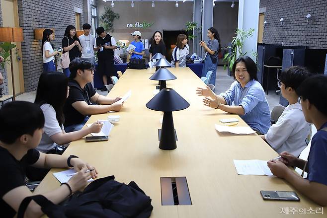 2025 제주지역문제해결플랫폼-자립지원 대상 후기청소년 진로탐색 여름 캠프 '해보자, 가보자, 만나자!'에서 참가자들은 각 분야의 현업자들과 만나 대화를 나눴다. ⓒ제주의소리