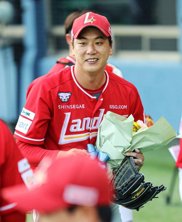 김광현이 2000탈삼진 축하 꽃다발을 받았다. (사진=SSG 랜더스)