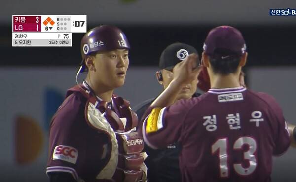 6회말 정현우가 무사 만루 위기를 자초하자 키움 포수 김건희가 정현우에게 말을 하는 모습. (사진=티빙 중계 화면 갈무리)