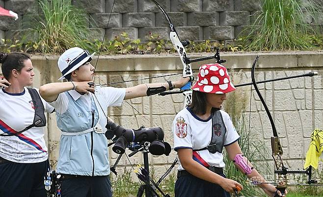세계양궁선수권대회 리커브 공식훈련이 시작된 8일 안산이 광주국제양궁장 사대에서 활 시위를 당기는 훈련을 하고 있다.
특별취재반=양광삼기자 ygs02@mdilbo.com
