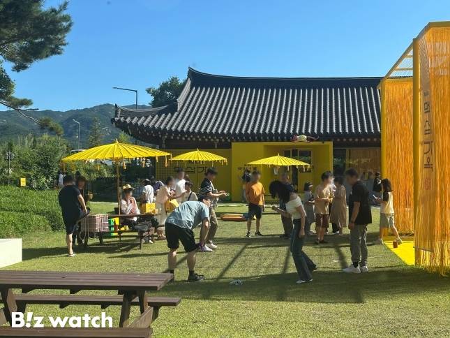 5일 오후 경북 경주시의 맥심가옥 내 가배뜰에서 방문객들이 제기차기를 하고 있다. / 사진=정혜인 기자 hij@