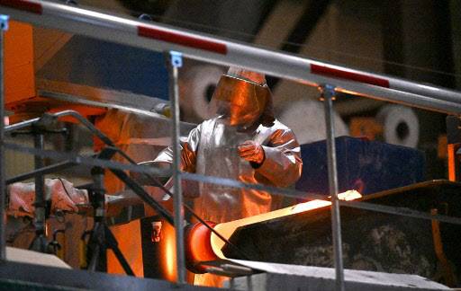 독일 서부 뒤스부르크에 위치한 티센크루프 제철소의 신규 연속주조 설비에서 한 직원이 작업하고 있다.(사진=AFP)