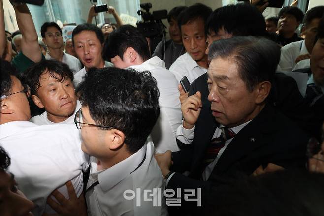 [이데일리 노진환 기자] 김형석 독립기념관장이 8일 오전 서울 여의도 국회 소통관에서 기자회견 후 시민단체 회원들의 사퇴 요구를 받으며 국회를 나서고 있다.