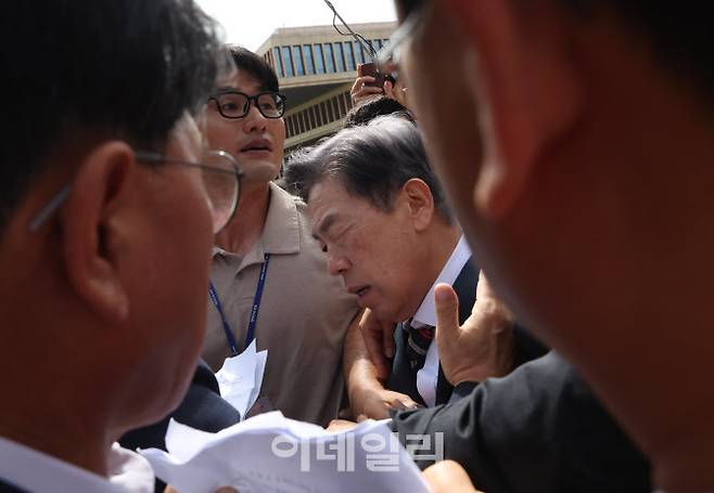 [이데일리 노진환 기자] 김형석 독립기념관장이 8일 오전 서울 여의도 국회 소통관에서 기자회견 후 시민단체 회원들의 사퇴 요구를 받으며 국회를 나서고 있다.