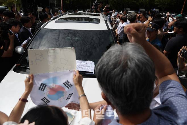 [이데일리 노진환 기자] 김형석 독립기념관장이 8일 오전 서울 여의도 국회 소통관에서 기자회견 후 시민단체 회원들의 사퇴 요구를 받으며 국회를 나서고 있다.
