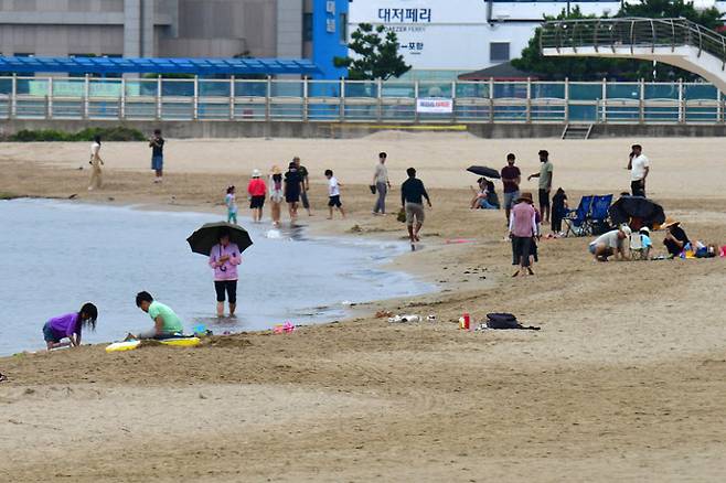 절기상 백로인 지난 7일 경북 포항시 북구 영일대해수욕장에서 시민과 관광객들이 백사장에서 더위를 식히고 있다. [사진 = 뉴스1]