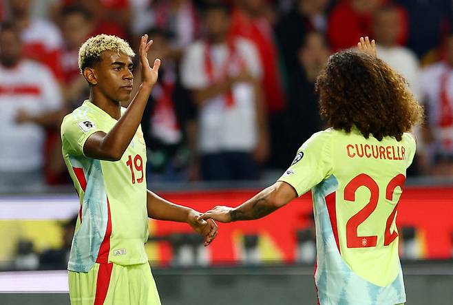 8일 튀르키예와 경기에서 2도움을 기록한 라민 야말(왼쪽)