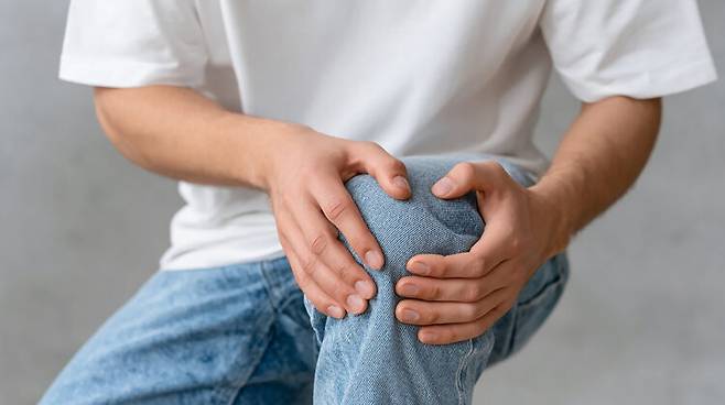 무릎 통증은 노화와 관련이 있는 경우가 많다. 그런데 최근에는 무릎이 아픈 젊음이들이 증가 추세인데 비만이 원인 중 하나로 꼽혔다. [사진=클립아트코리아]